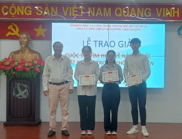 Ông Phạm Ngọc Tuấn - Tổng Giám đốc Công ty CP Năng Suất Xanh trao giải Khuyến khích tại cuộc thi. Ông Phạm Ngọc Tuấn - Tổng Giám đốc Công ty CP Năng Suất Xanh trao giải Khuyến khích tại cuộc thi.
