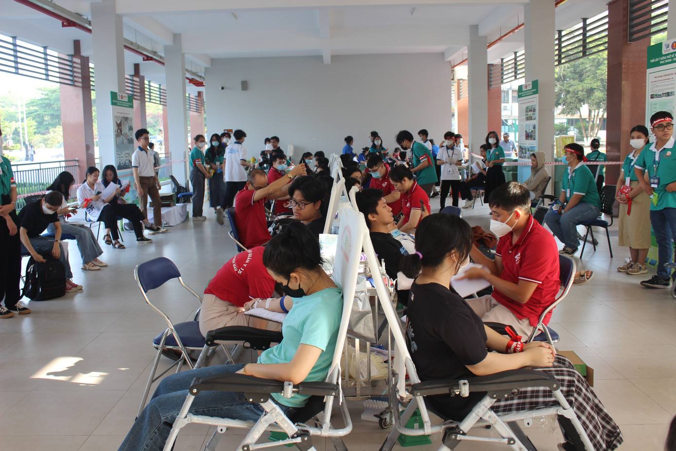 Rất đông các bạn sinh viên tham gia hiến máu tại sảnh B4 trường ĐH KHXH&amp;NV (ĐHQG TP. HCM).
