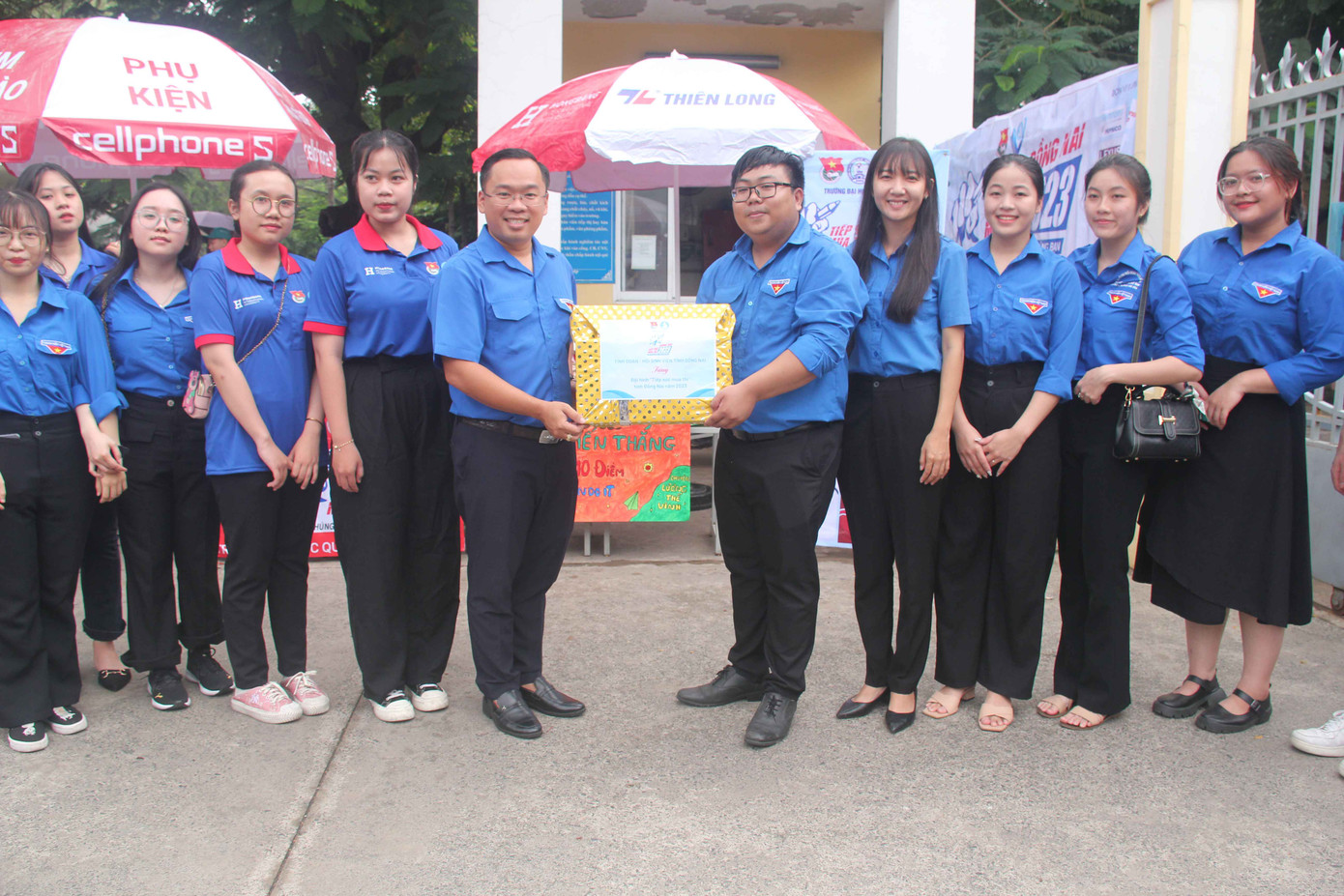 Thay mặt cho Tỉnh Đoàn Đồng Nai, anh Nguyễn Minh Kiên tặng quà cho sinh viên tình nguyện "Tiếp sức mùa thi". (Ảnh: Lê Lâm)