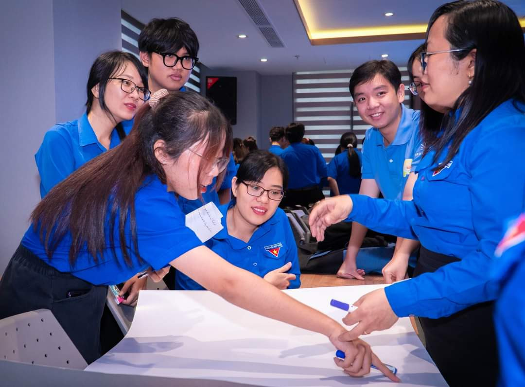 Các thành viên CLB Lý luận trẻ Thành Đoàn TP. HCM thảo luận trong buổi sinh hoạt chuyên đề.