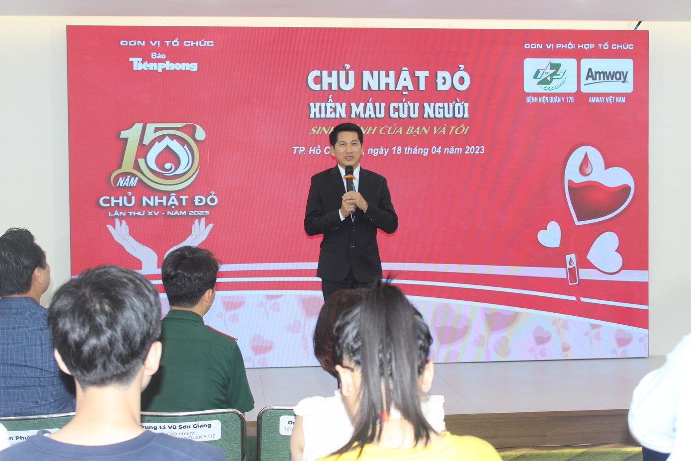 Phát biểu tại chương trình, Ông Huỳnh Thiên Triều – Tổng Giám đốc Amway Việt Nam rất cảm kích với tinh thần chung tay vì cộng động của các nhân viên, đại lý, quý đối tác của công ty. &quot;Chúng tôi chân thành cảm ơn &apos;Chủ nhật Đỏ&apos; của báo Tiền Phong đã lan tỏa đến đây để chúng tôi có thể lan tỏa năng lượng và giá trị tích cực ra cộng đồng. &apos;Chủ nhật Đỏ&apos; là một hoạt động ý nghĩa, nhân văn cao quý của báo Tiền Phong. Amway Việt Nam rất vui và tự hào đồng hành với chương trình ý nghĩa từ năm 2020 đến nay&quot;, ông Huỳnh Thiên Triều chia sẻ.