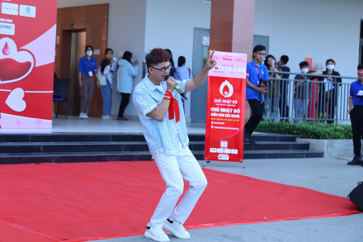 Ca sĩ Cáp Anh Tài mang đến những bài hát cỗ vũ tinh thần của các bạn sinh viên tham gia hiến máu. Ca sĩ Cáp Anh Tài mang đến những bài hát cỗ vũ tinh thần của các bạn sinh viên tham gia hiến máu.