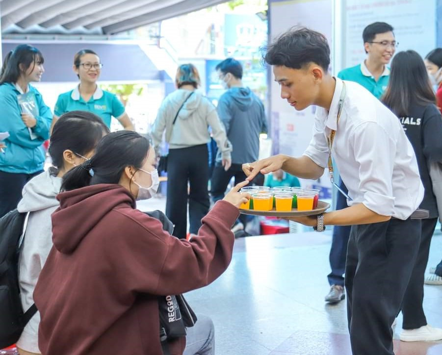 Các tình nguyện viên của trường ĐH Nguyễn Tất Thành hỗ trợ công tác đón tân sinh viên nhập học. Các tình nguyện viên của trường ĐH Nguyễn Tất Thành hỗ trợ công tác đón tân sinh viên nhập học.