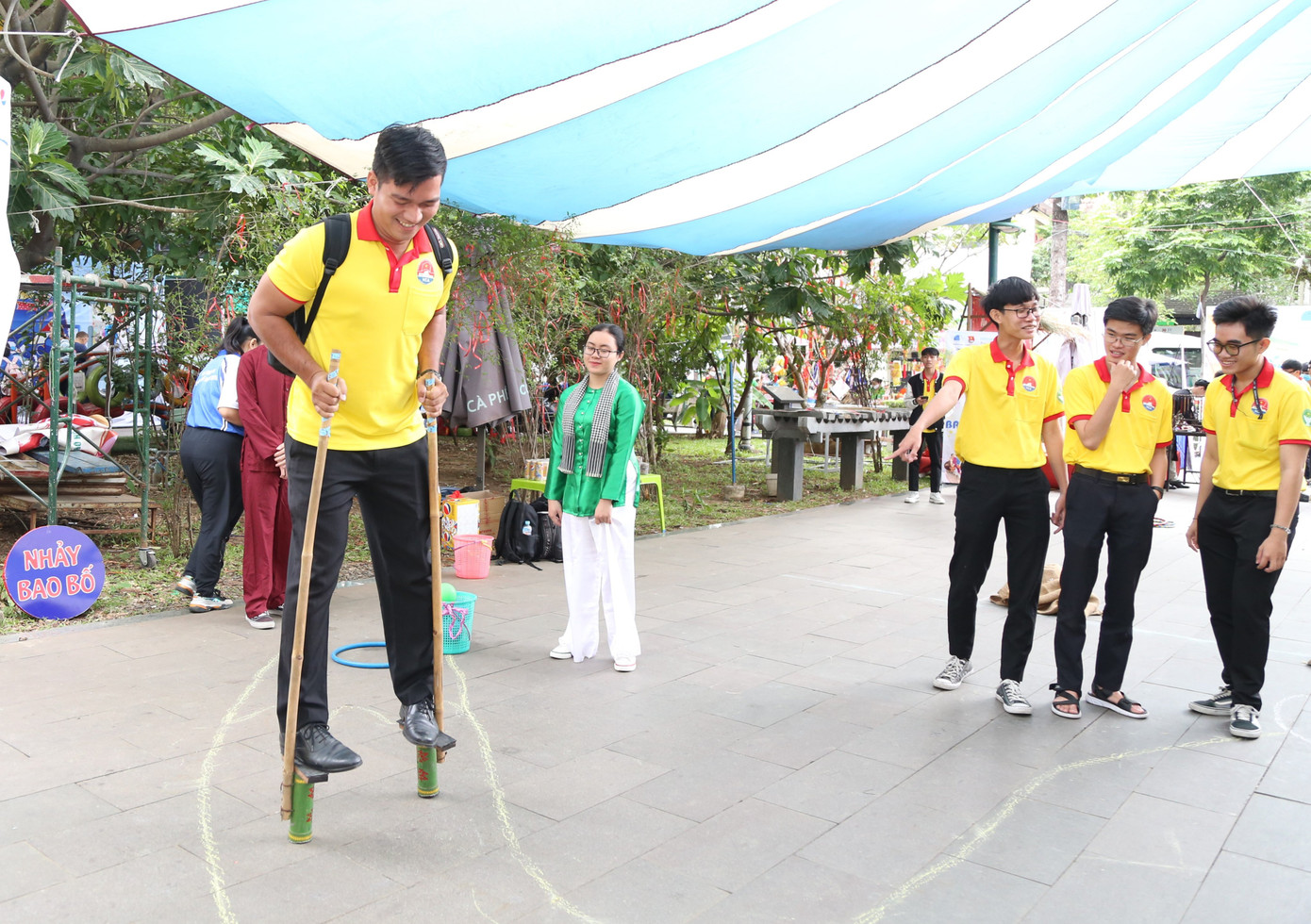 Các bạn trẻ trải nghiệm với trò chơi dân gian đi cà kheo. Các bạn trẻ trải nghiệm với trò chơi dân gian đi cà kheo.
