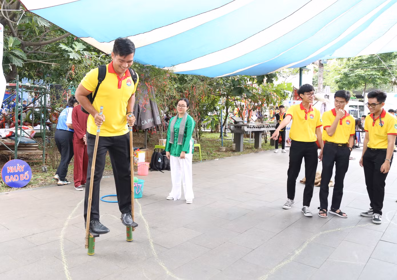 Các bạn trẻ trải nghiệm với trò chơi dân gian đi cà kheo. Các bạn trẻ trải nghiệm với trò chơi dân gian đi cà kheo.