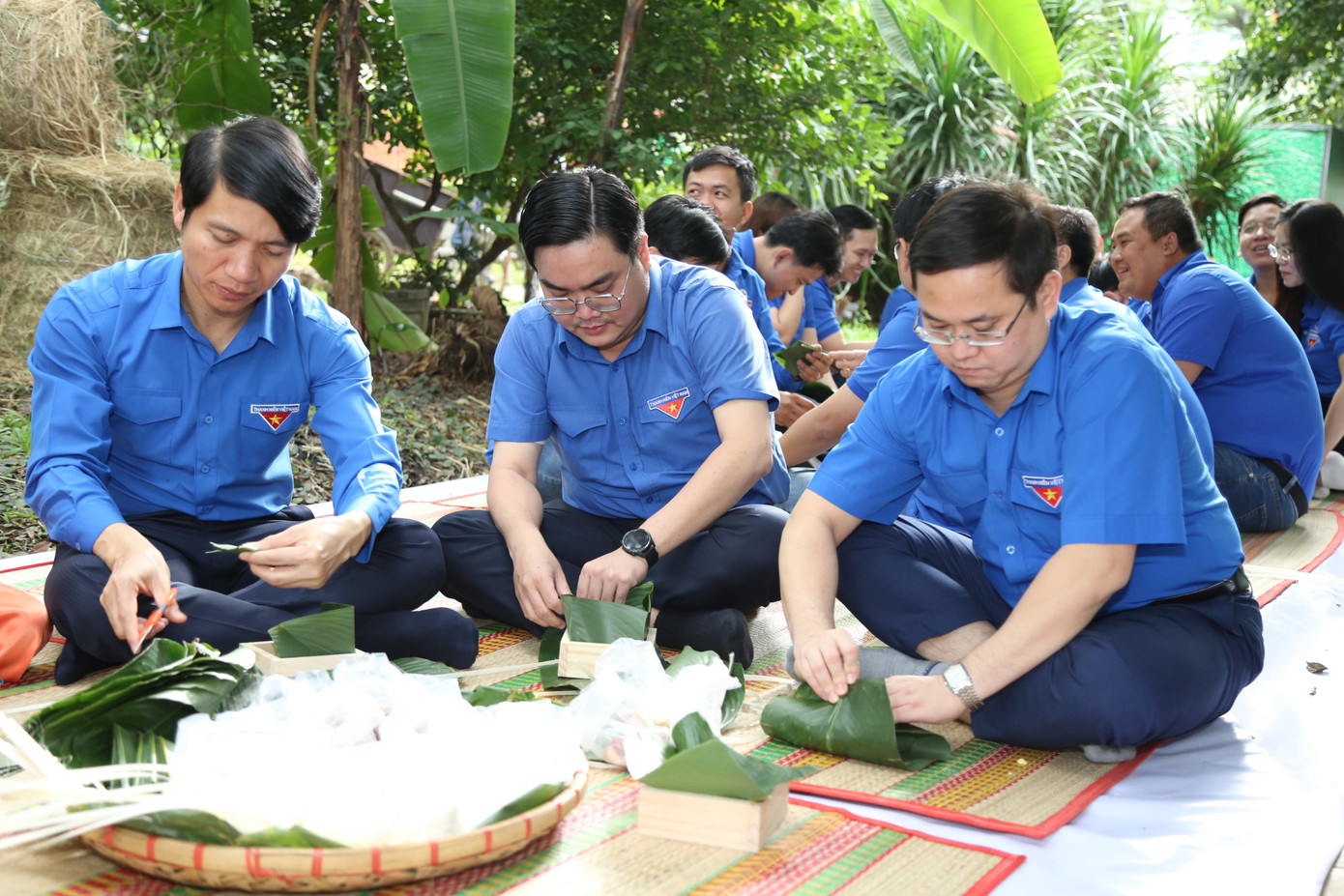 Bí thư thường trực T.Ư Đoàn Nguyễn Ngọc Lương (ngoài cùng, bên trái) đang gói bánh chưng cùng các đoàn viên, thanh niên. Bí thư thường trực T.Ư Đoàn Nguyễn Ngọc Lương (ngoài cùng, bên trái) đang gói bánh chưng cùng các đoàn viên, thanh niên.