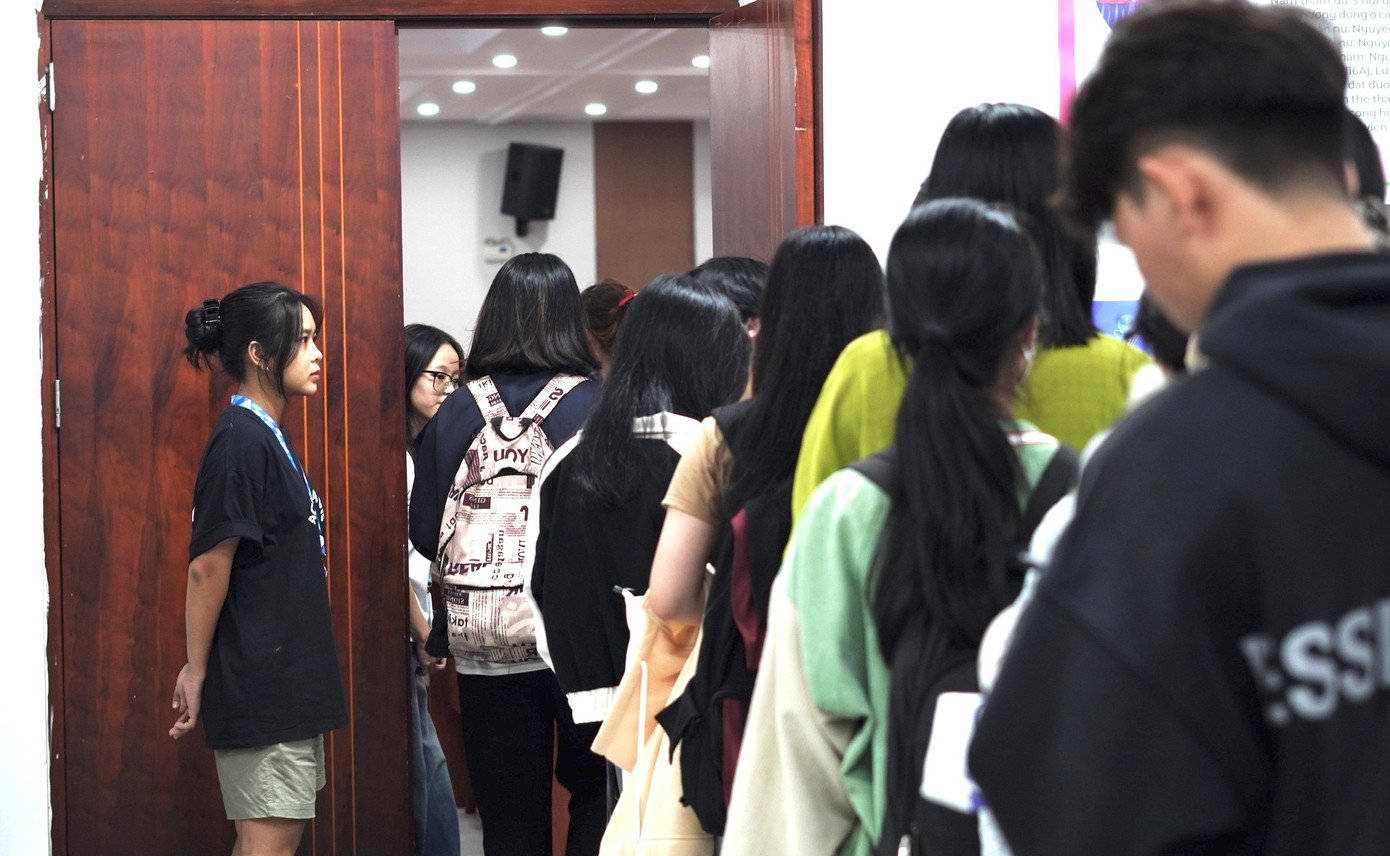 Sinh viên &apos;check-in&apos; trước khi tham dự (Ảnh: BTC)