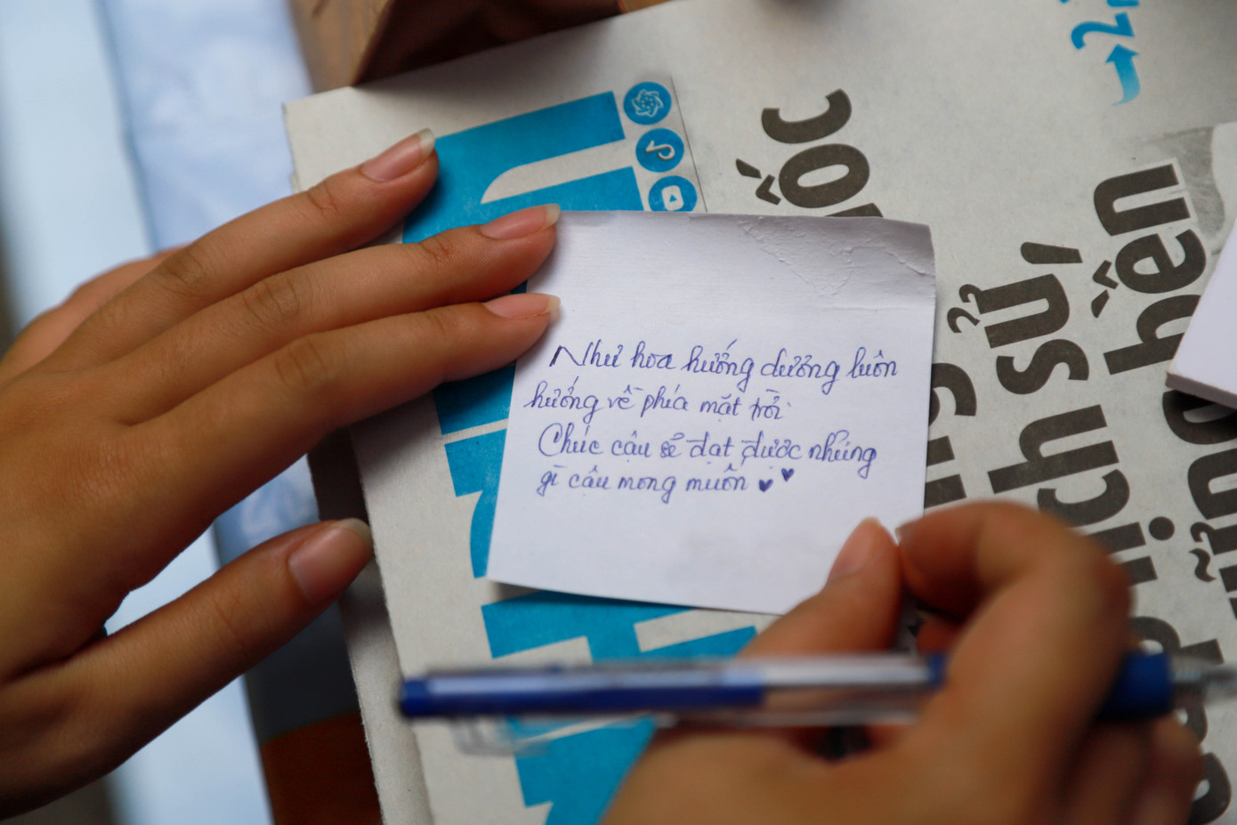 Những lời chúc được các sinh viên tình nguyện "Tiếp sức mùa thi" gửi tới các sĩ tử. (Ảnh: Như Việt)