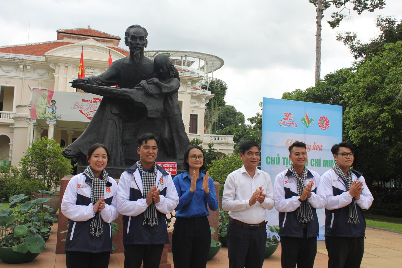 Ra mắt Ban chỉ huy Đội hình thanh niên tình nguyện TP. HCM trên đảo Phú Quý.