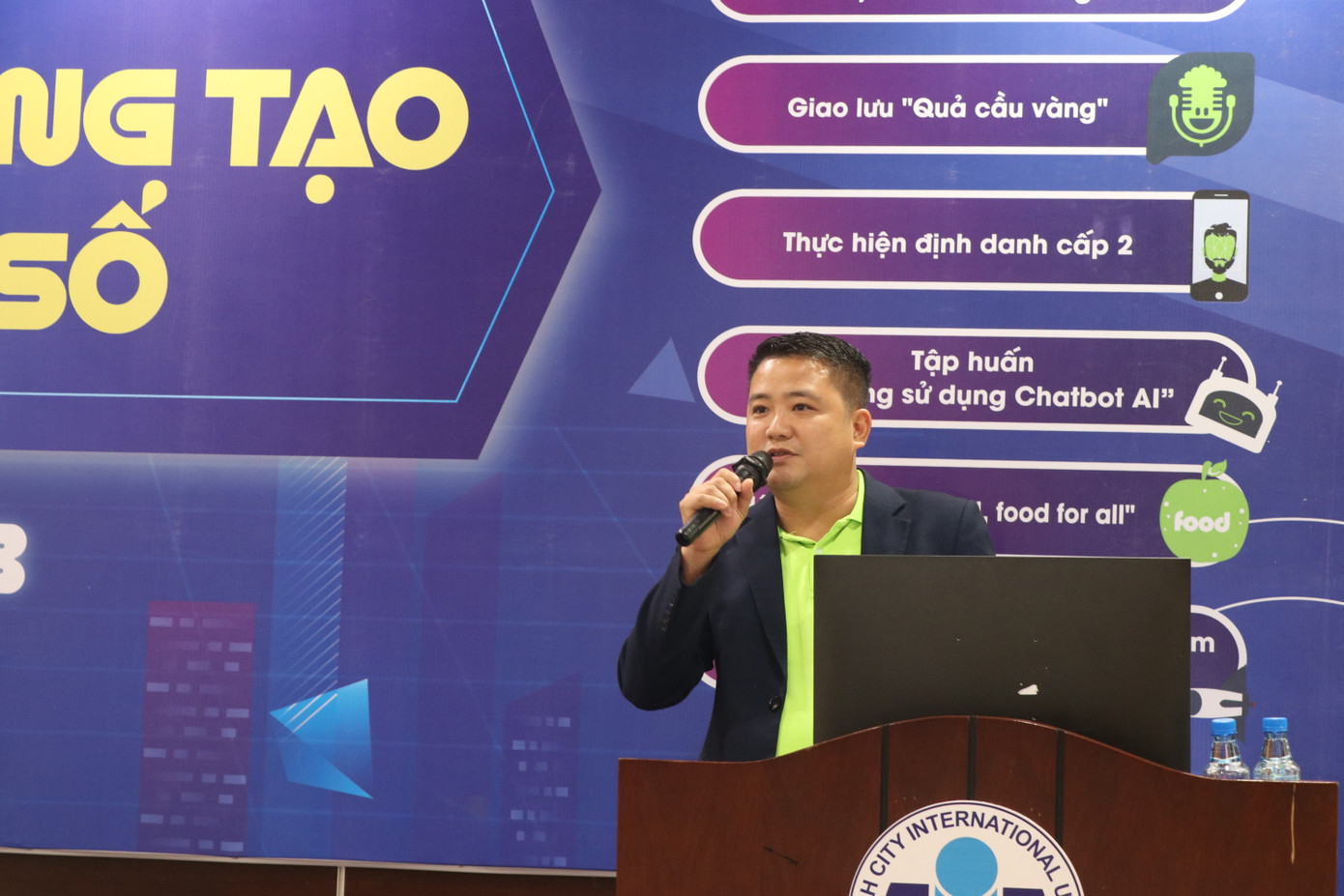 Ông Nguyễn Tuấn Khởi - Nhà sáng lập - Chủ tịch The Sharing Group chia sẻ tại chương trình. (Ảnh: Lan Huỳnh) Ông Nguyễn Tuấn Khởi - Nhà sáng lập - Chủ tịch The Sharing Group chia sẻ tại chương trình. (Ảnh: Lan Huỳnh)