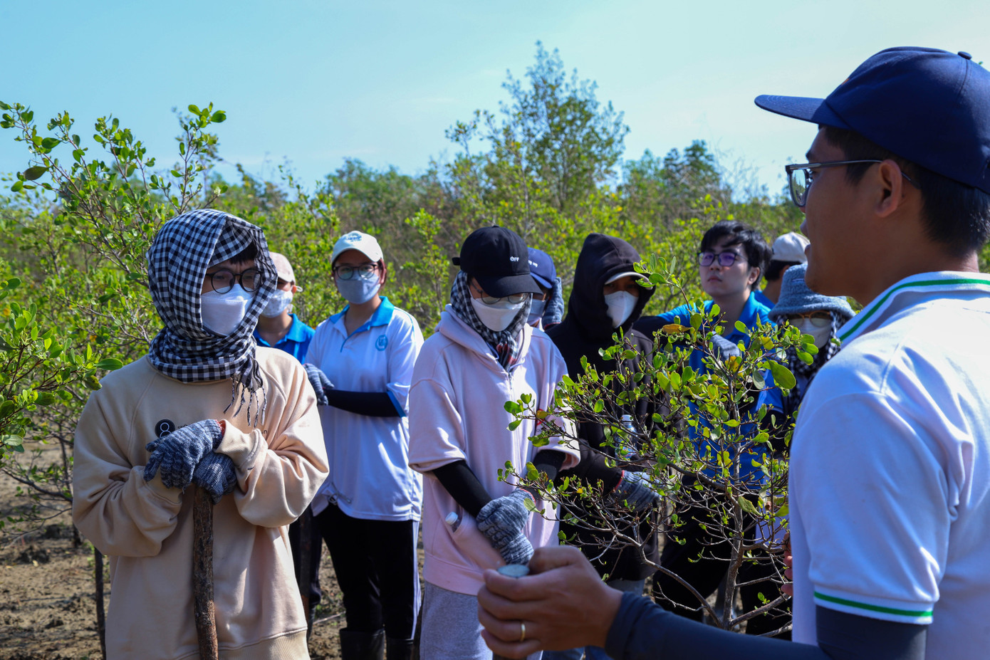 Anh Huỳnh Minh Sơn (Đại diện Ban Quản lý rừng phòng hộ Cần Giờ) đánh giá rất cao những hoạt động của các bạn sinh viên khi đã thể hiện được trách nhiệm của mình đối với môi trường. “Hoạt động trồng cây của các bạn sinh viên rất thiết thực, nó không chỉ tạo môi trường cho các bạn rèn luyện mà còn giúp giữ đất, giữ rừng, bảo vệ “lá phổi” xanh cho thành phố”.