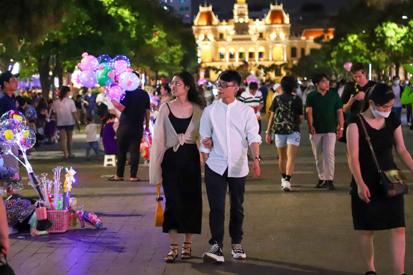 Ghi nhận tại phố đi bộ Nguyễn Huệ (quận 1) từ khoảng 17h, các cặp đôi đã bắt đầu tay trong tay cùng nhau đi dạo.