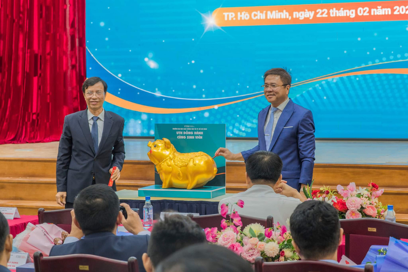 Lãnh đạo nhà trường cùng giảng viên, cán bộ công nhân viên bỏ ống heo lấy quỹ trao học bổng cho sinh viên.