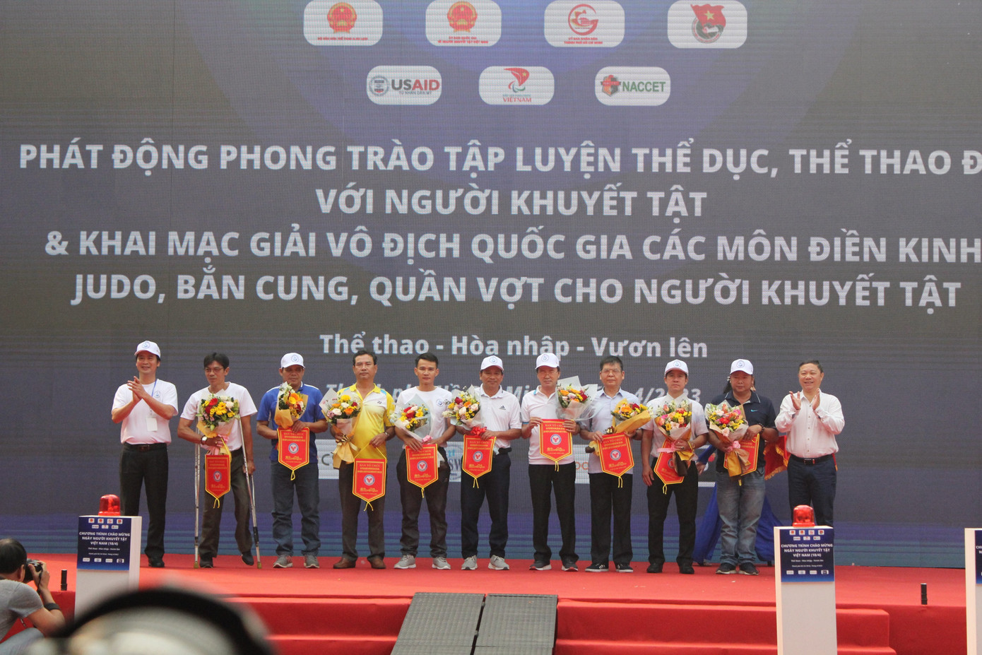 Ban Tổ chức trao tặng Bằng khen của Thủ tướng Chính phủ cho 9 huấn luyện viên, vận động viên, có thành tích xuất sắc.