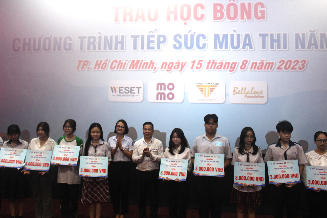 41 suất học bổng "Tiếp sức mùa thi" dành cho thí sinh có hoàn cảnh đặc biệt khó khăn, mỗi suất học bổng bao gồm 3 triệu đồng.