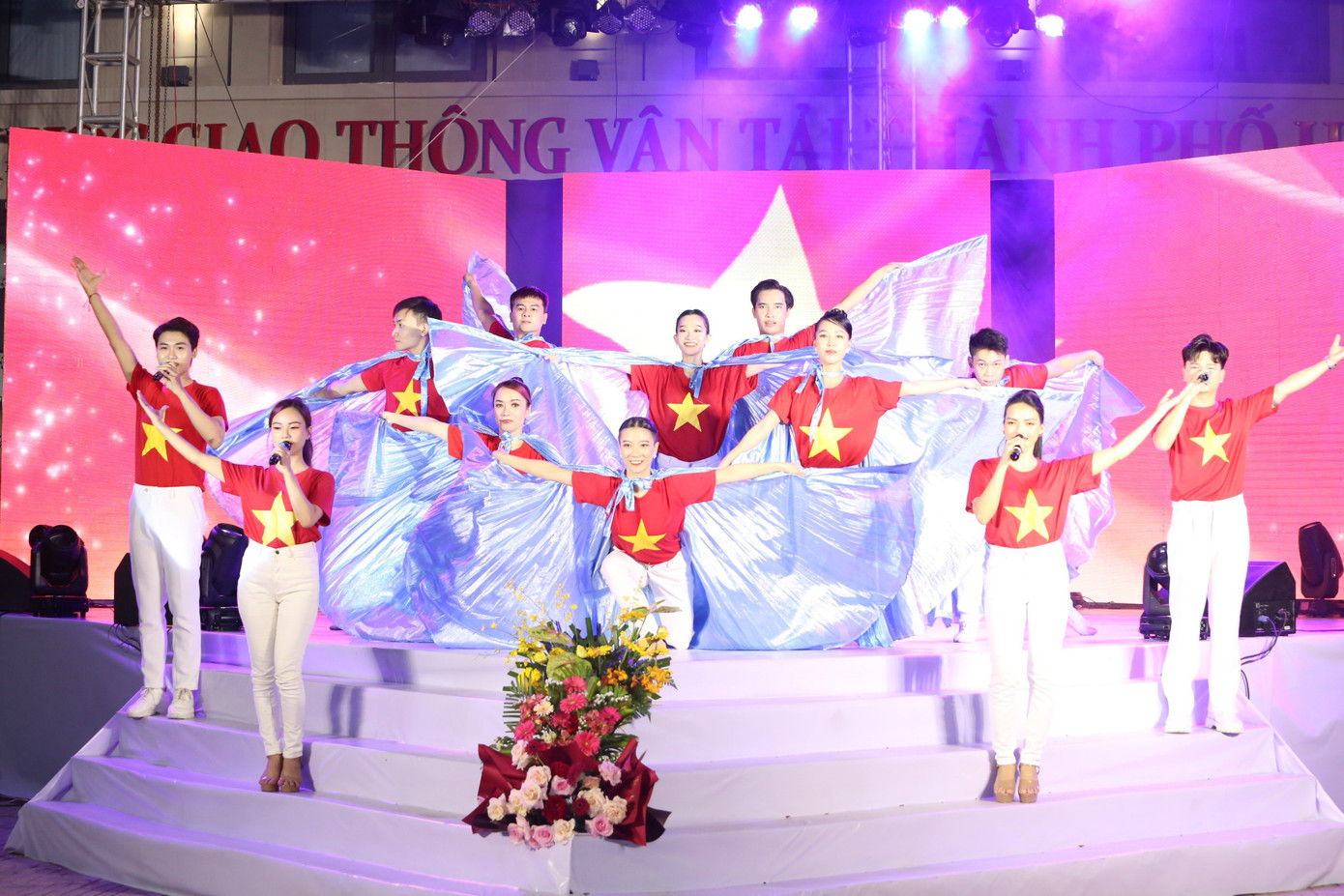 Trong đêm hội, các nghệ sĩ mang đến nhiều tiết mục văn nghệ ý nghĩa về biển đảo.