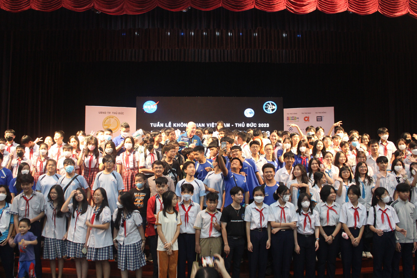 Bạn trẻ cùng chụp hình với cựu phi hành gia Michael A. Baker. Bạn trẻ cùng chụp hình với cựu phi hành gia Michael A. Baker.