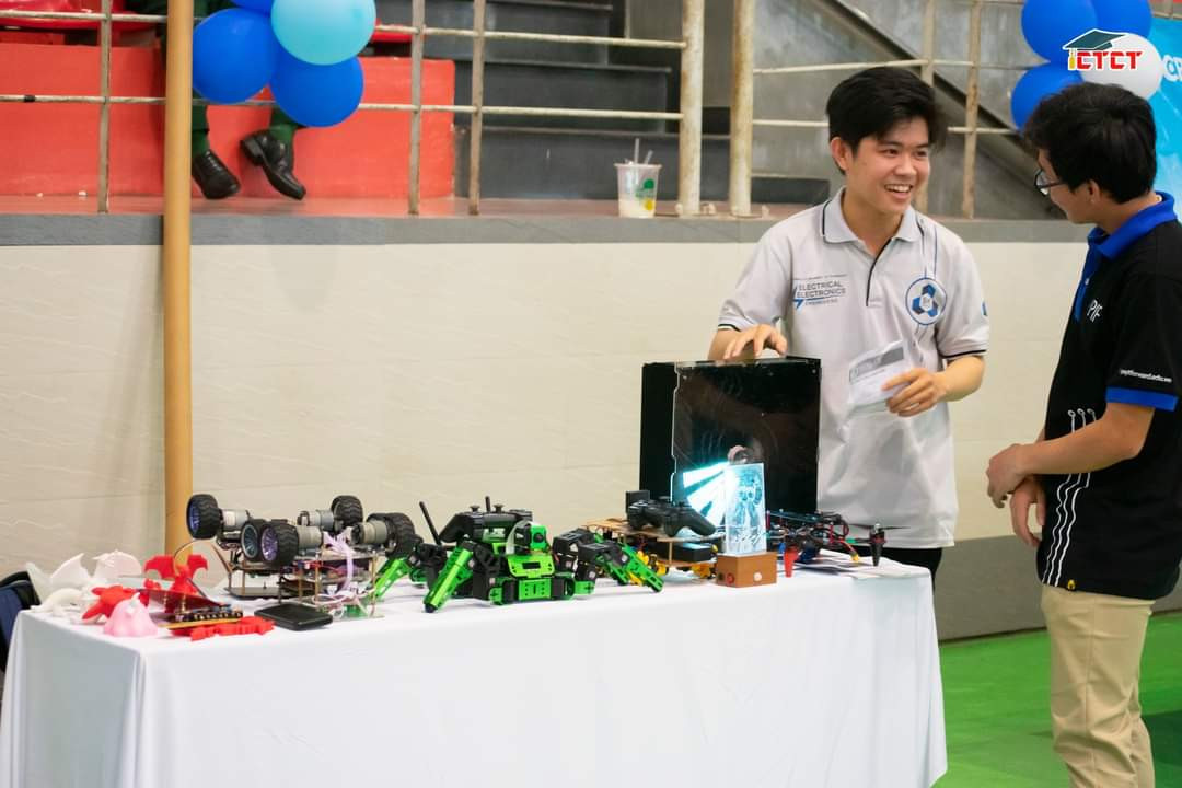 Nhiều gian hàng triển lãm của các CLB trực thuộc trường ĐH Bách khoa (ĐHQG TP. HCM) được trưng bày trong ngày hội.