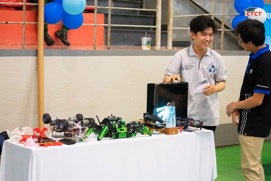 Nhiều gian hàng triển lãm của các CLB trực thuộc trường ĐH Bách khoa (ĐHQG TP. HCM) được trưng bày trong ngày hội.