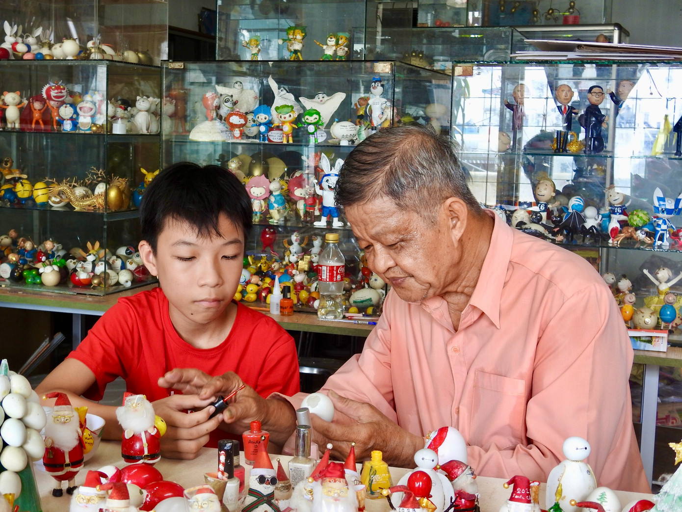 Bài học Tiếng Anh với thầy Tâm luôn sinh động và dễ ghi nhớ, nhờ vào các tác phẩm đầy màu sắc từ vỏ trứng.