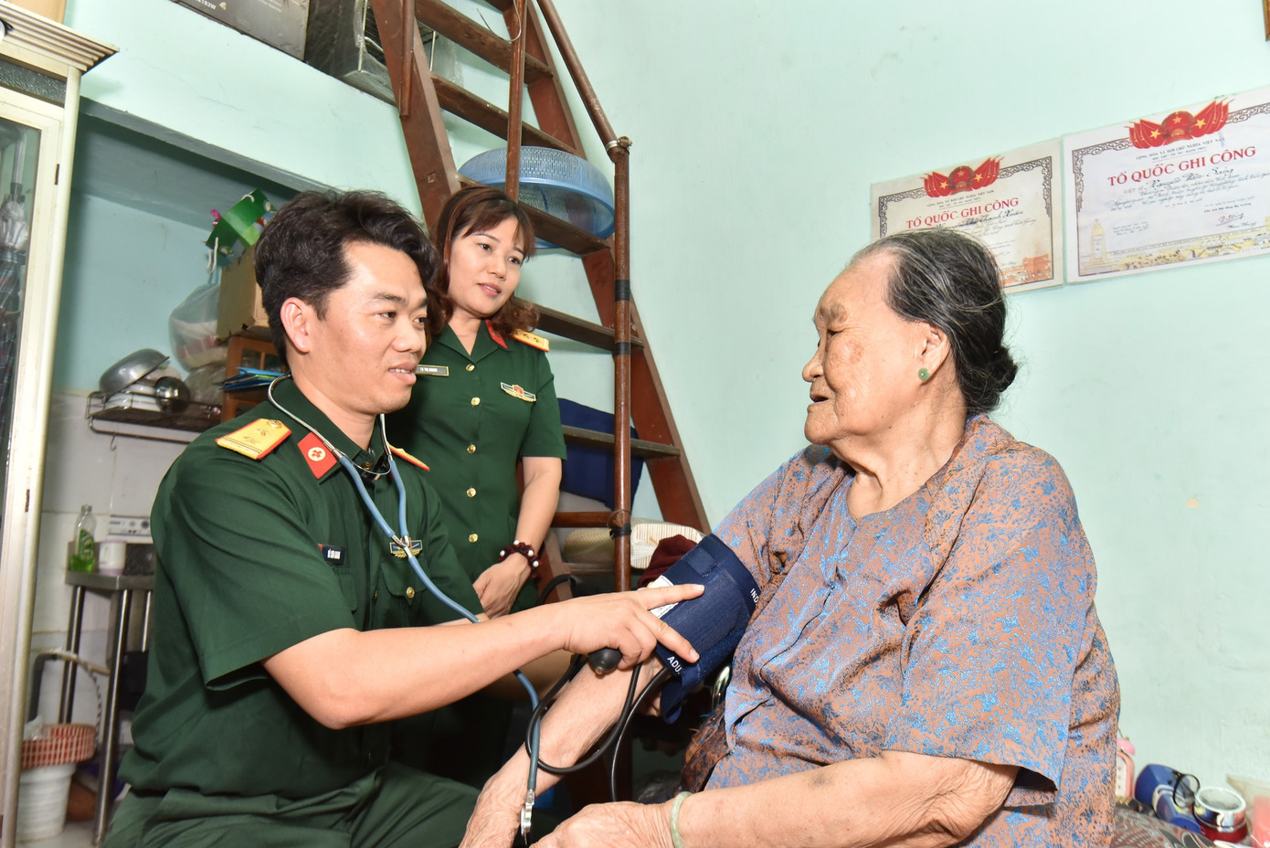 Các bác sĩ Bệnh viện Quân y 175 thăm hỏi, tặng quà và khám bệnh cho các Bà mẹ Việt Nam Anh hùng. Các bác sĩ Bệnh viện Quân y 175 thăm hỏi, tặng quà và khám bệnh cho các Bà mẹ Việt Nam Anh hùng.