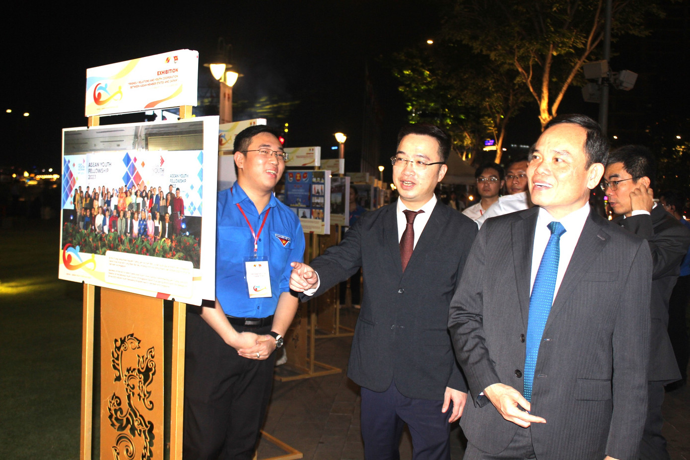 Phó Thủ tướng Trần Lưu Quang (bên phải) và anh Nguyễn Tường Lâm - Bí thư T.Ư Đoàn (giữa) cùng tham dự triển lãm ảnh Festival Thanh niên ASEAN – Nhật Bản.