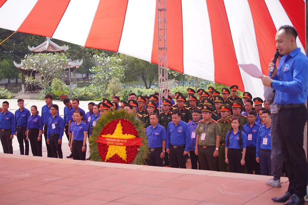 Đoàn đại biểu dâng hương các Anh hùng liệt sĩ tại nghĩa trang liệt sĩ TP. Long Khánh.