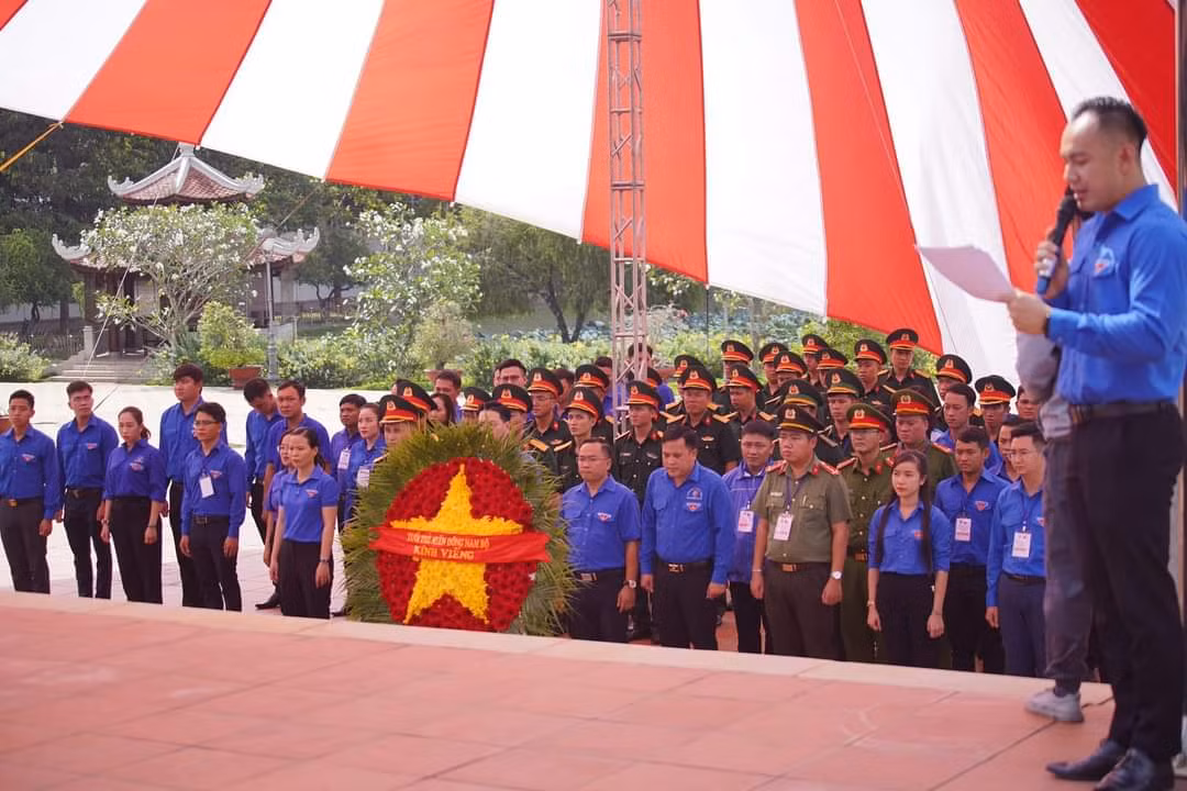 Đoàn đại biểu dâng hương các Anh hùng liệt sĩ tại nghĩa trang liệt sĩ TP. Long Khánh.