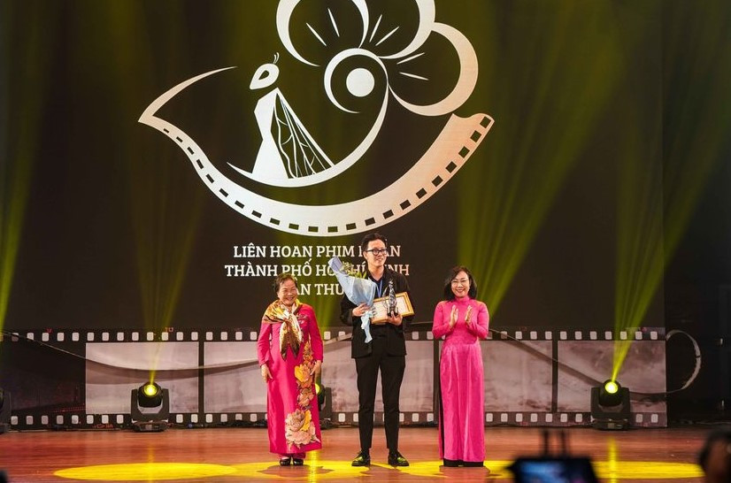Lê Như Minh Vỹ thay mặt nhóm nhận giải tại Liên hoan phim ngắn TP. HCM 2023. (Ảnh: NVCC)