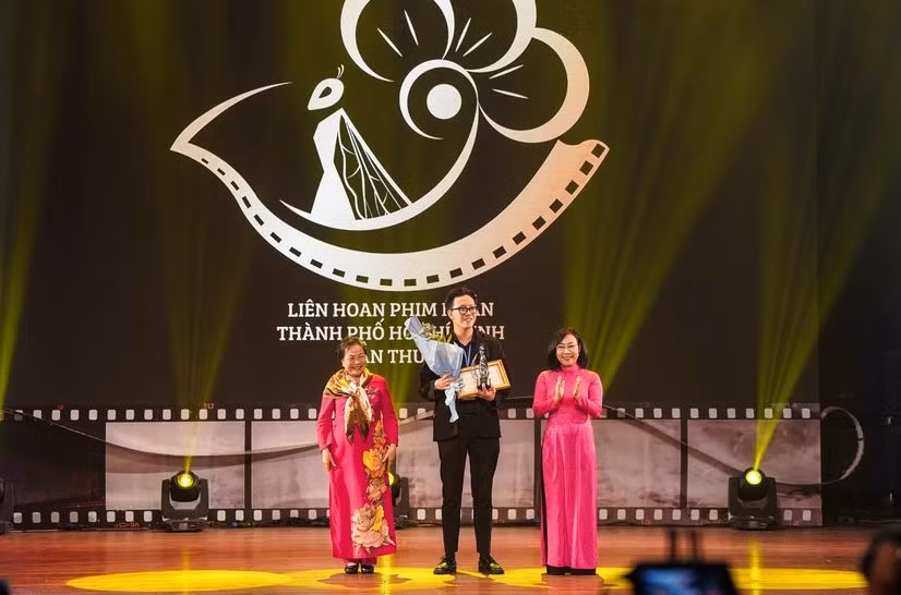 Lê Như Minh Vỹ thay mặt nhóm nhận giải tại Liên hoan phim ngắn TP. HCM 2023. (Ảnh: NVCC)