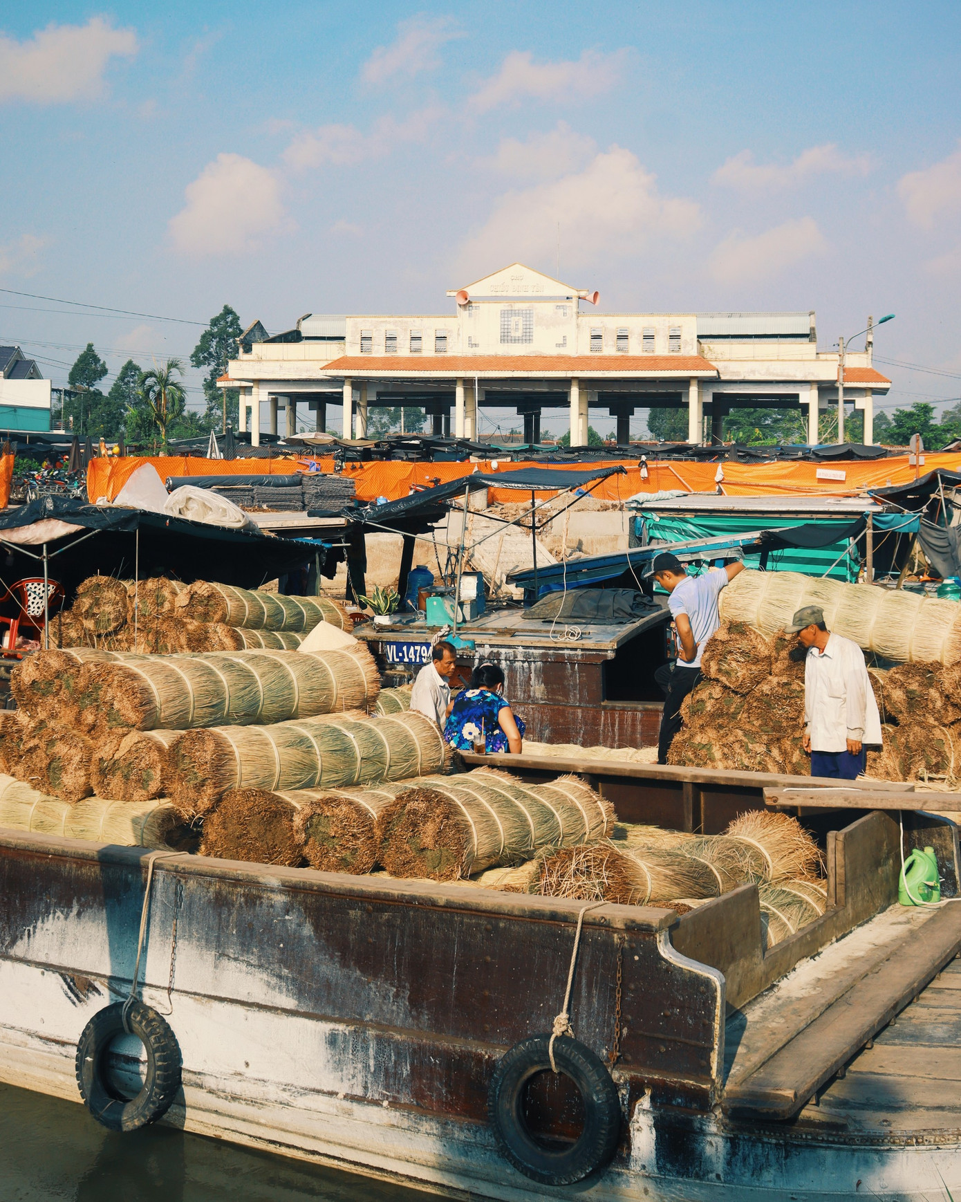 Một phiên chợ chiều ở huyện Lấp Vò, tỉnh Đồng Tháp. (Ảnh: Lê Lam Nhật Tân)
