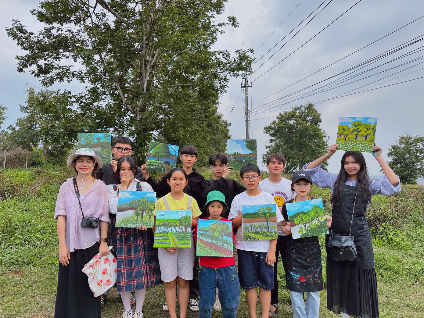 Cô Trinh (ngoài cùng, bên trái) cùng các bạn học viên của lớp vẽ mình dạy.