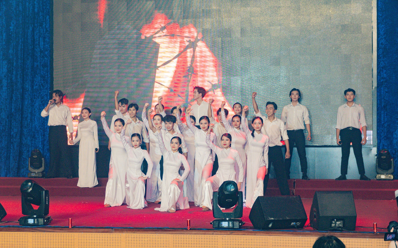 Giải Nhất Khu vực 4 thuộc về CLB Văn nghệ Xung kích CKT, trường ĐH KHXH&NV (ĐHQG TP. HCM).