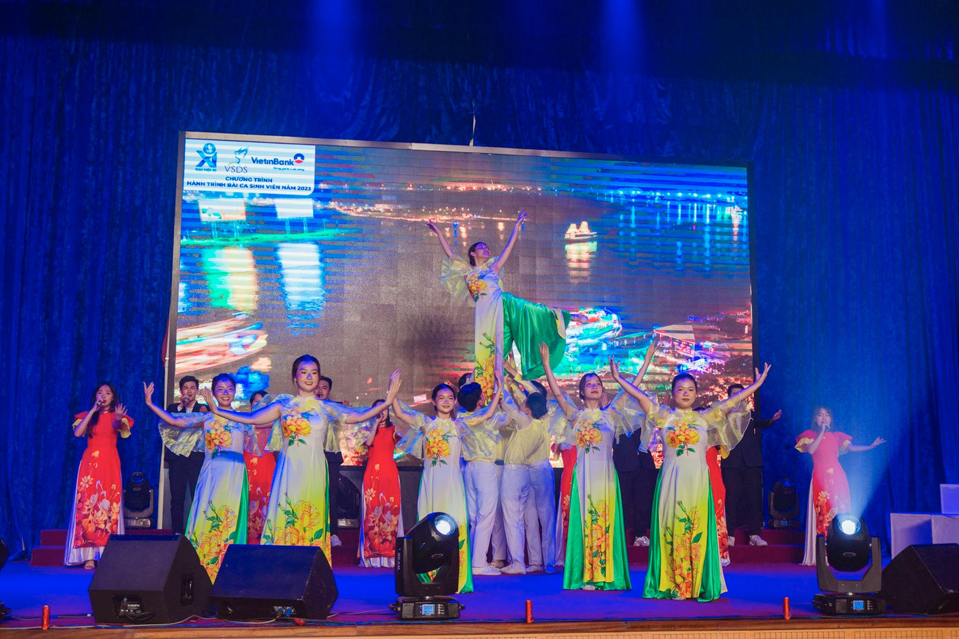 Tiết mục “Chào 50 năm thành phố rực rỡ mang tên Người” từ CLB Văn hóa Nghệ thuật trường ĐH Sư phạm TP. HCM.