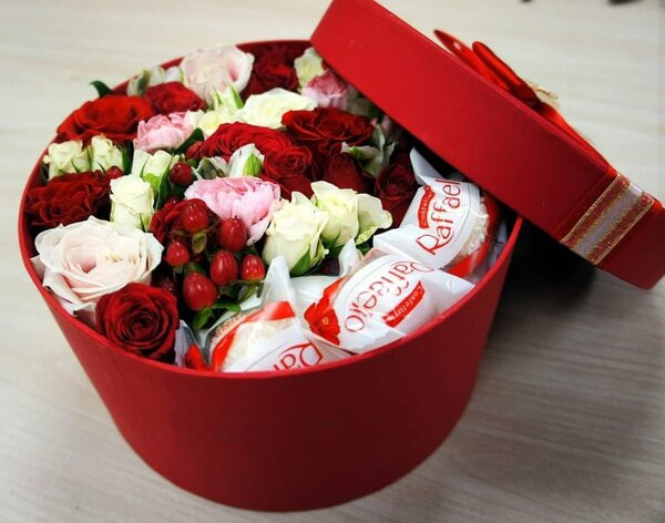 Những giỏ &quot;hoa ăn được&quot; hấp dẫn bạn trẻ tìm mua làm quà tặng 8/3 năm nay.