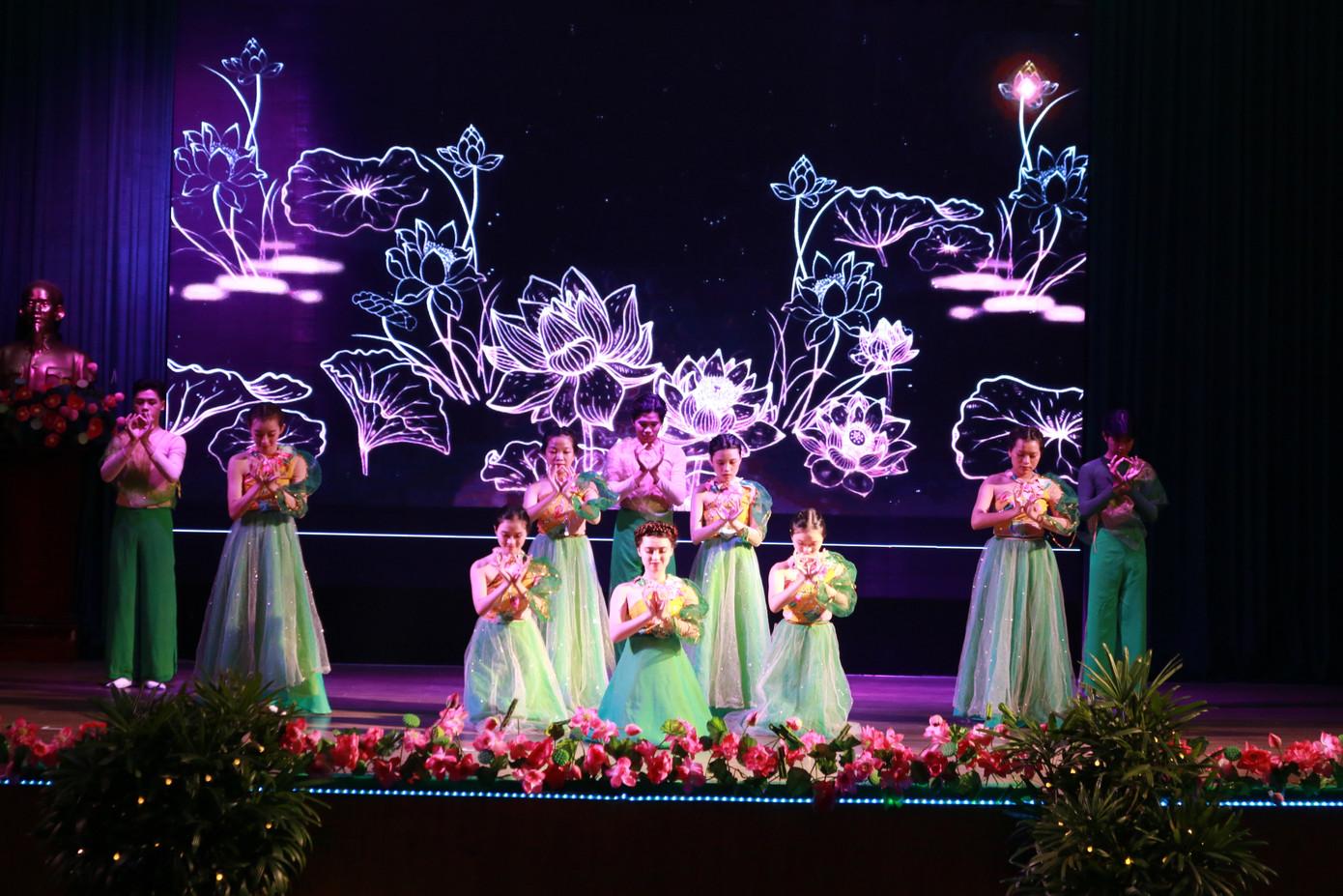 Tiết mục văn nghệ mở đầu chương trình. (Ảnh: Đoàn trường)