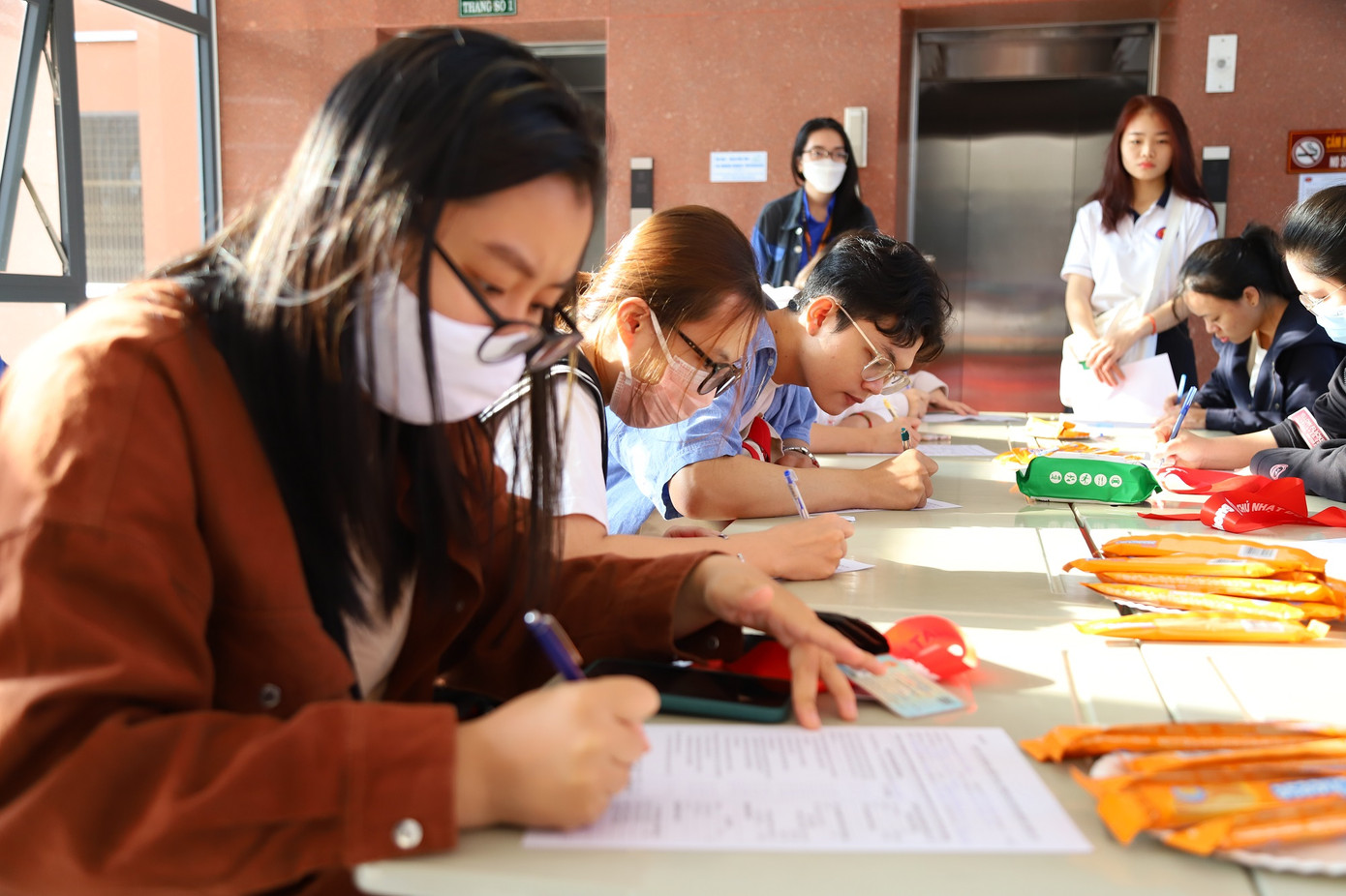 Nhiều bạn sinh viên đến từ rất sớm để nhanh chóng hoàn thành thủ tục đăng ký hiến máu. Nhiều bạn sinh viên đến từ rất sớm để nhanh chóng hoàn thành thủ tục đăng ký hiến máu.