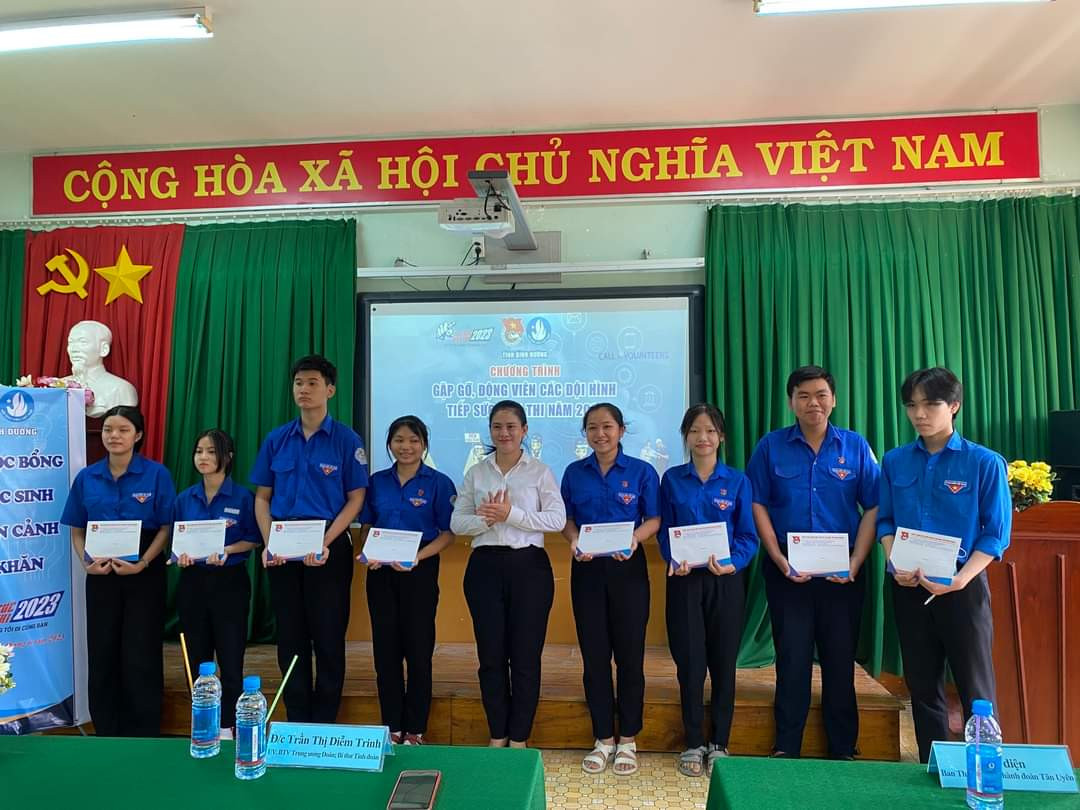 Chị Trần Thị Diễm Trinh tặng quà cho các tình nguyện viên 'Tiếp sức mùa thi'. (Ảnh: Tỉnh Đoàn Bình Dương)