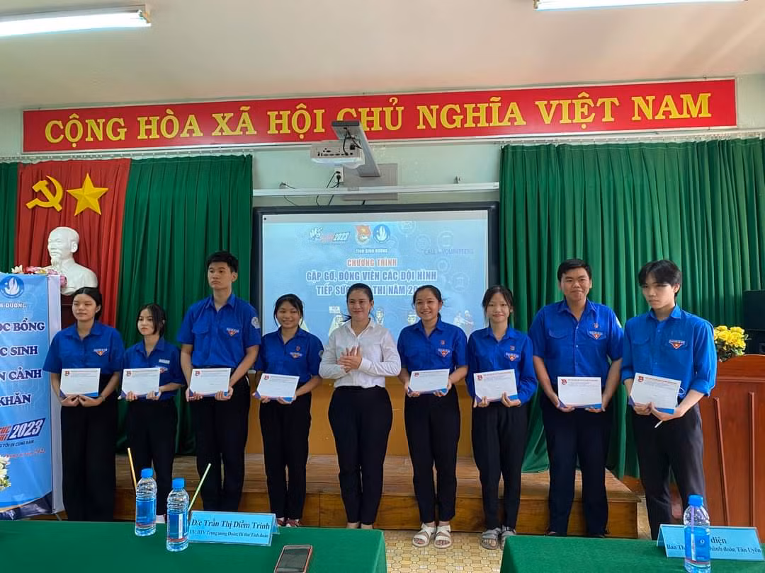 Chị Trần Thị Diễm Trinh tặng quà cho các tình nguyện viên 'Tiếp sức mùa thi'. (Ảnh: Tỉnh Đoàn Bình Dương)