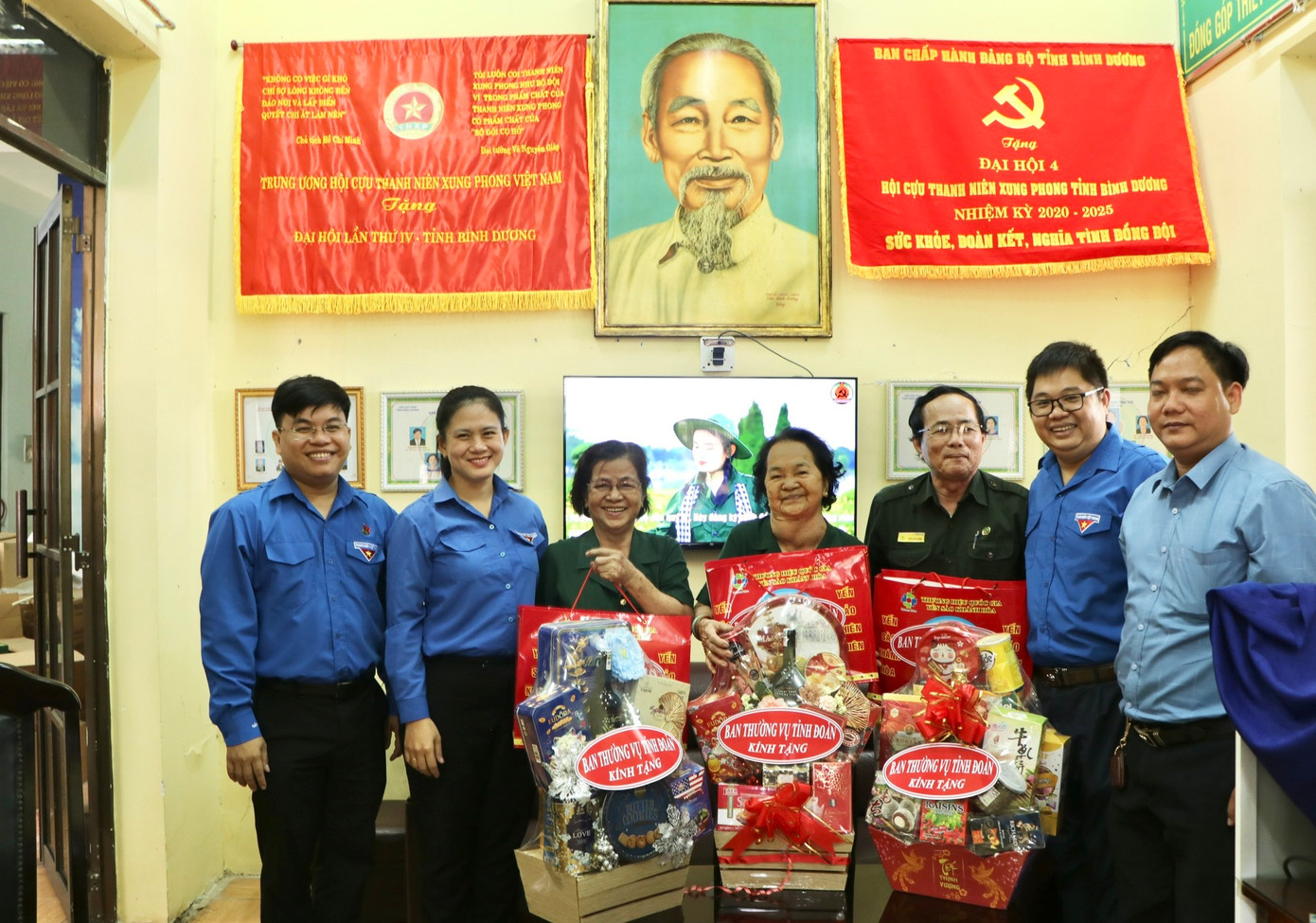 Thăm hỏi, tặng quà Mẹ Việt Nam anh hùng, cựu thanh niên xung phong. Thăm hỏi, tặng quà Mẹ Việt Nam anh hùng, cựu thanh niên xung phong.