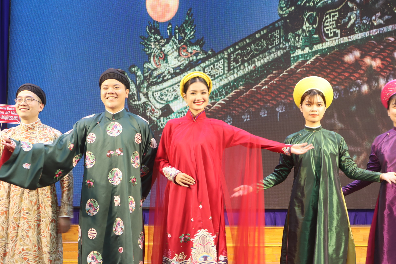 Hoa hậu Môi trường thế giới Nguyễn Thanh Hà (giữa) tham gia trình diễn áo dài cùng các giảng viên và sinh viên trường ĐH FPT TP. HCM.