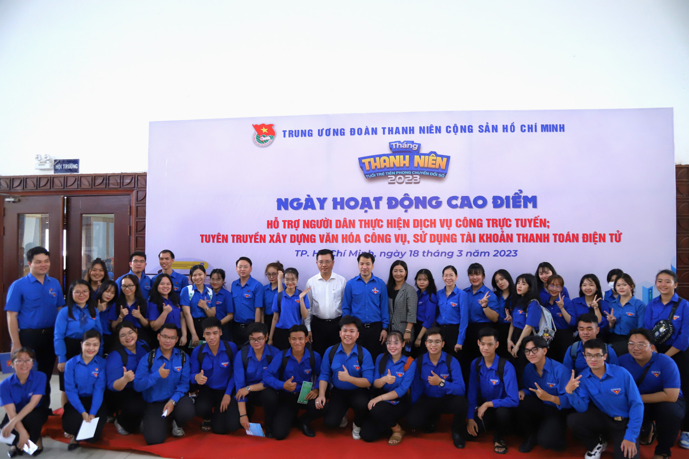 Đại biểu tham dự chụp hình lưu niệm cùng đoàn viên, thanh niên, cán bộ, công chức trẻ trên địa bàn TP. HCM. Đại biểu tham dự chụp hình lưu niệm cùng đoàn viên, thanh niên, cán bộ, công chức trẻ trên địa bàn TP. HCM.