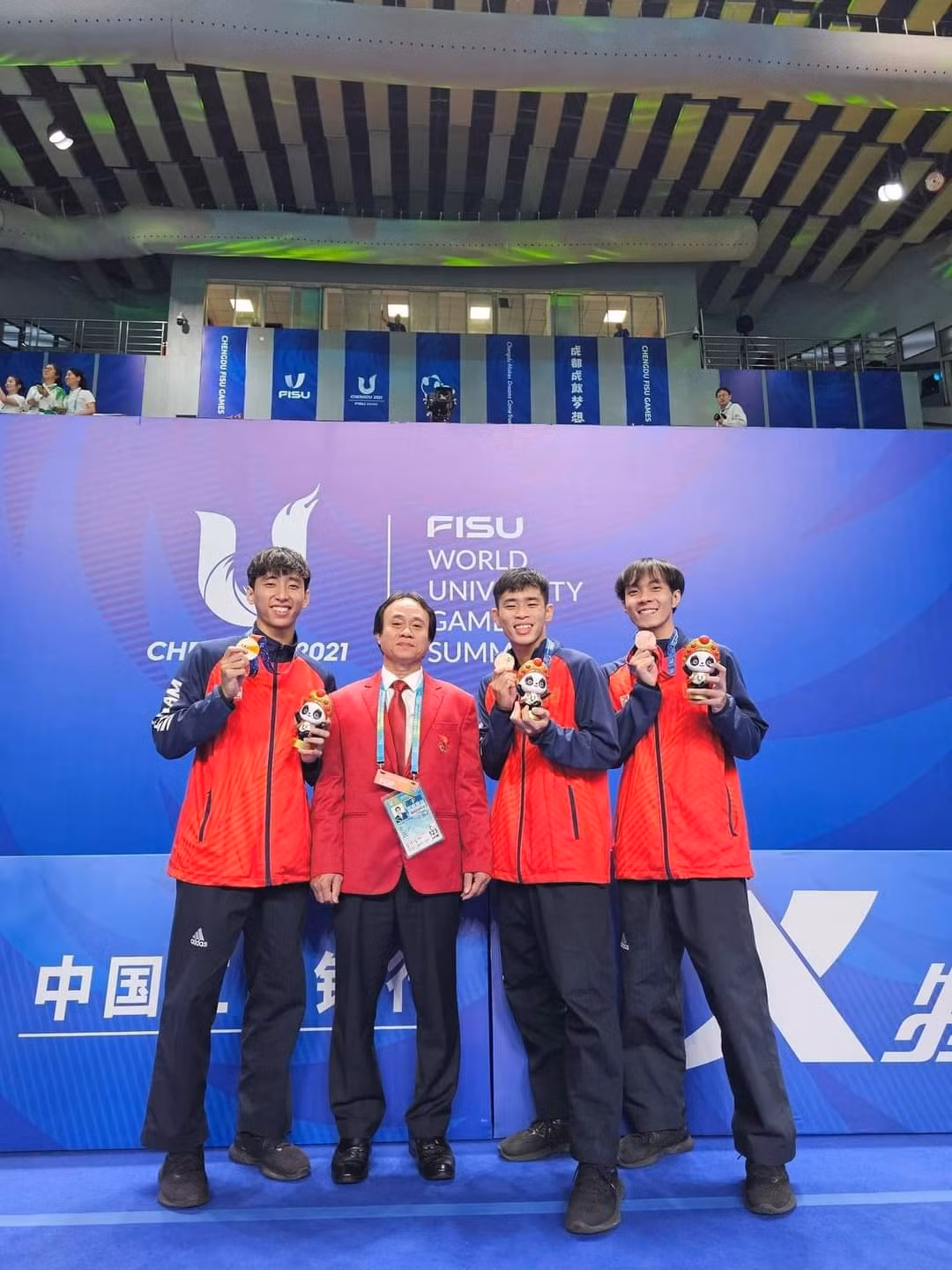 Ba sinh viên: Nguyễn Ngọc Minh Hy, Bùi Anh Tuấn, Lưu Quyền Phước giành Huy chương Đồng nội dung quyền biểu diễn Taekwondo đồng đội nam.