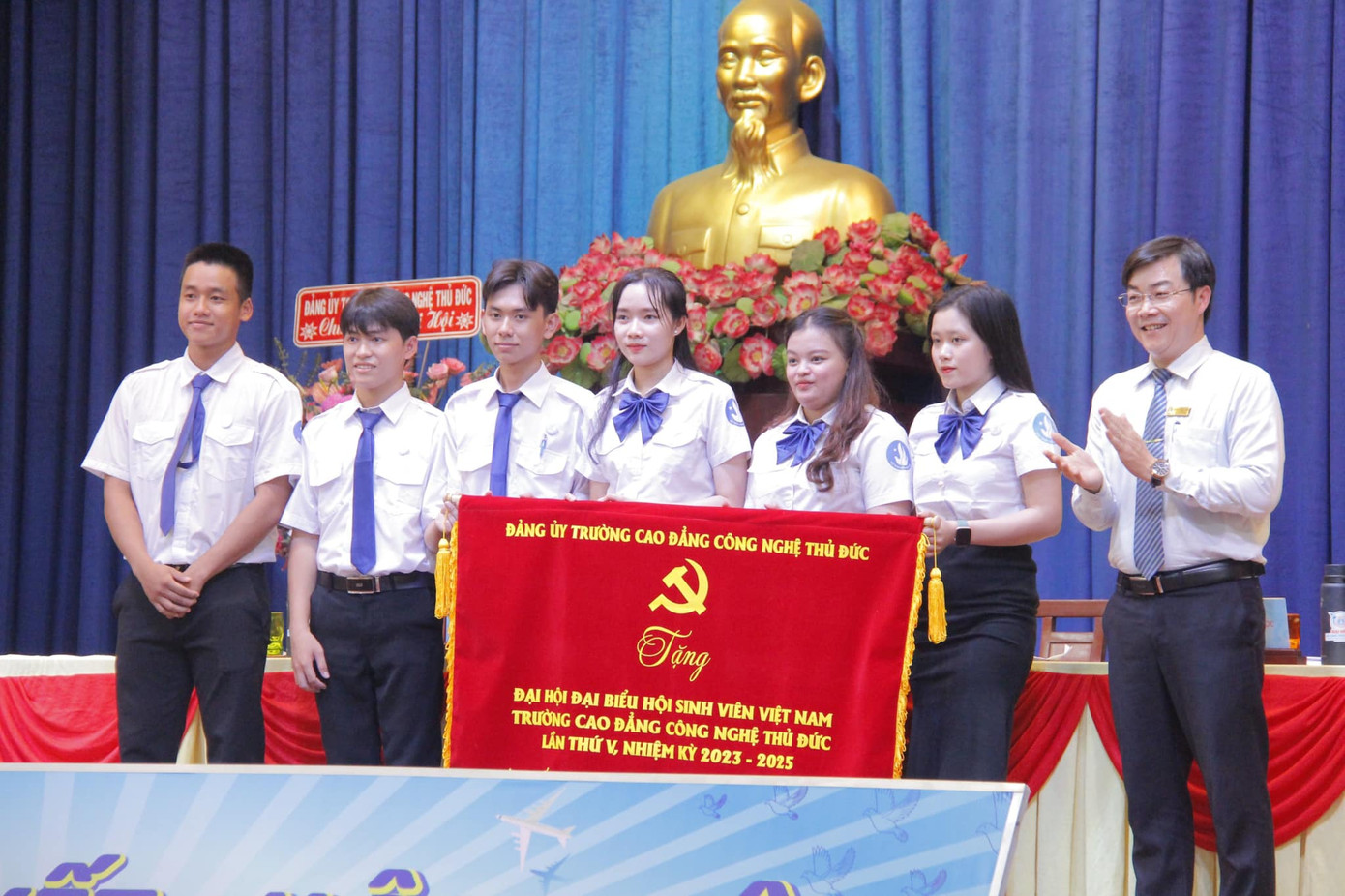 Đại hội nhận cờ chúc mừng của Đảng ủy trường CĐ Công nghệ Thủ Đức trao tặng. (Ảnh: TLTĐ)