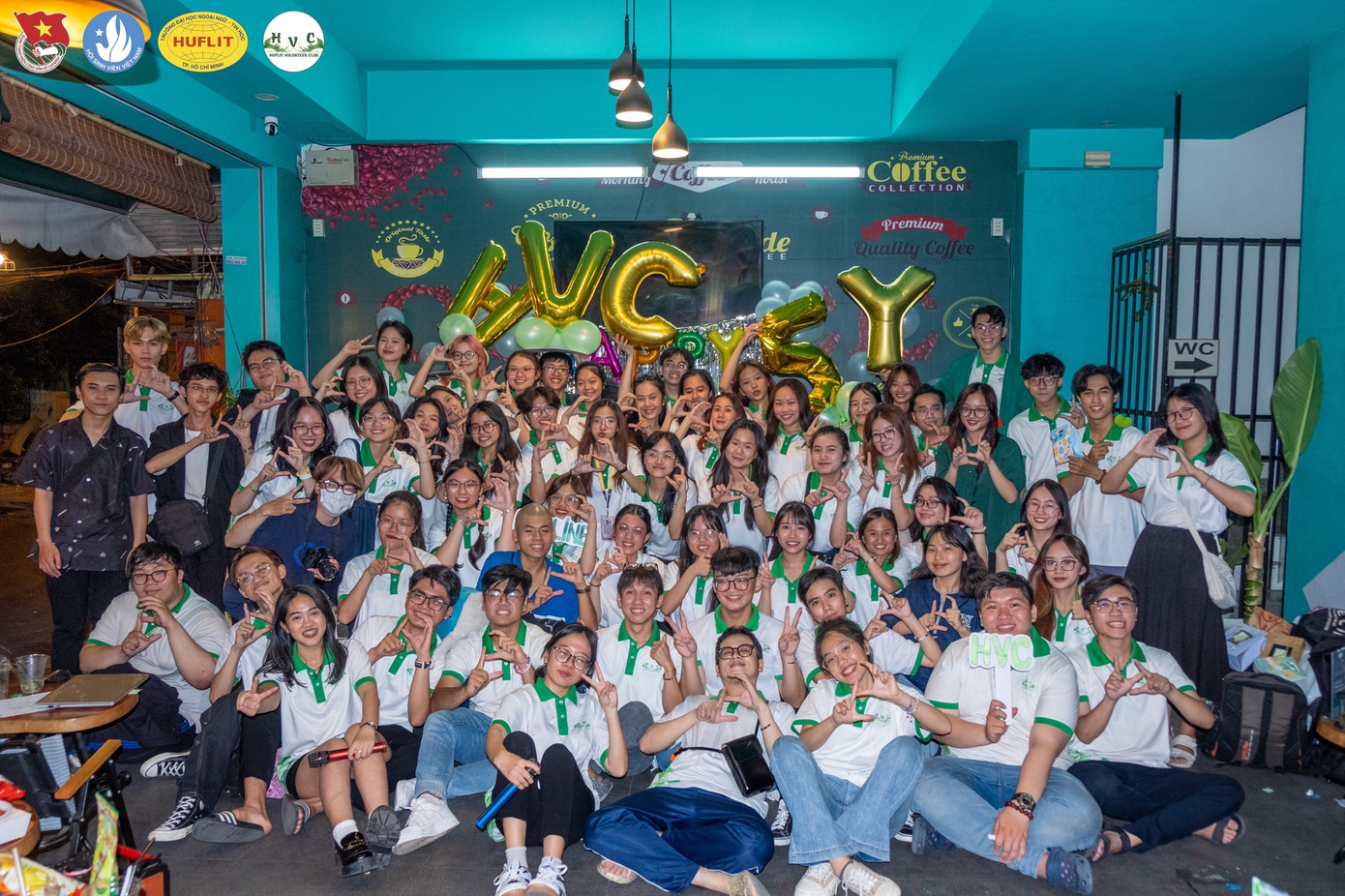 Các thành viên của CLB Tình nguyện HUFLIT – HVC.