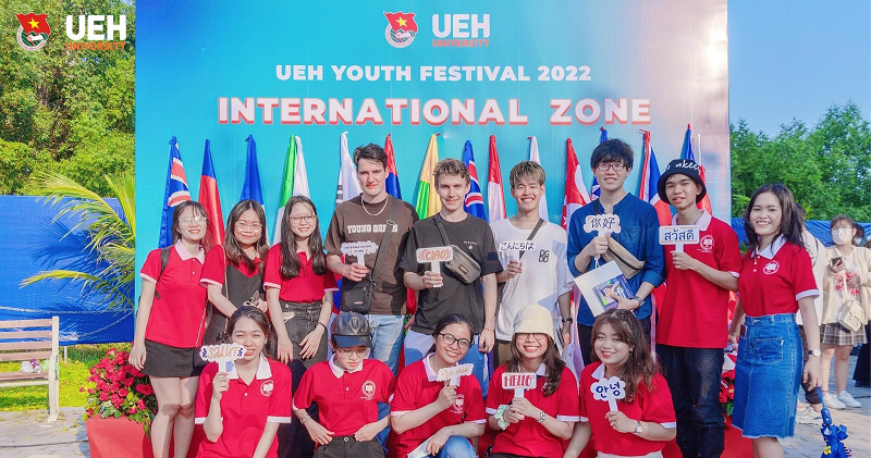 Giao lưu sinh viên quốc tế trong hoạt động International Day. (Ảnh: UEH)