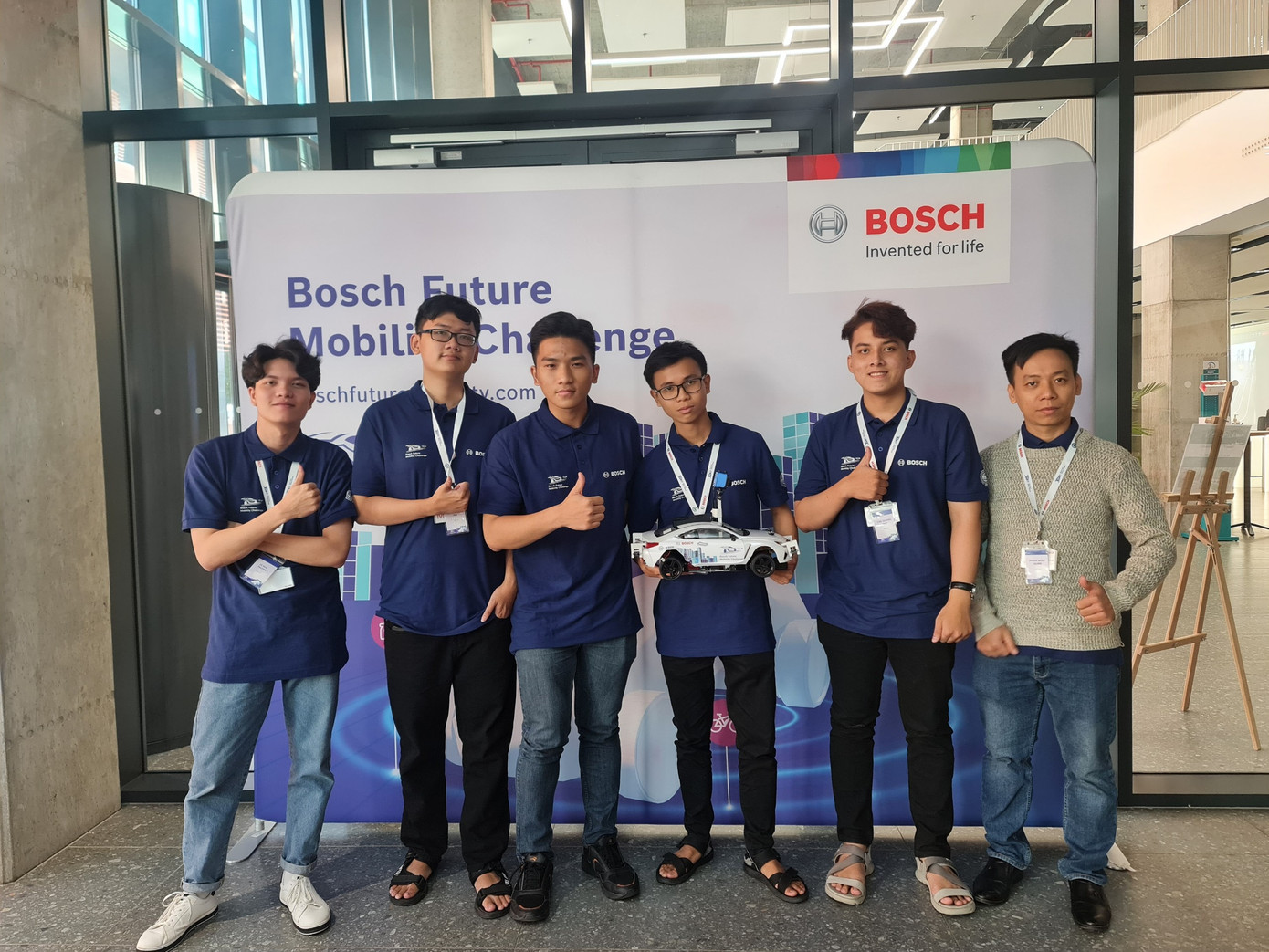 Quang Huy (thứ hai, từ phải sang) tại cuộc thi 'Bosch Future Mobility Challenge 2023'. (Ảnh: NVCC)