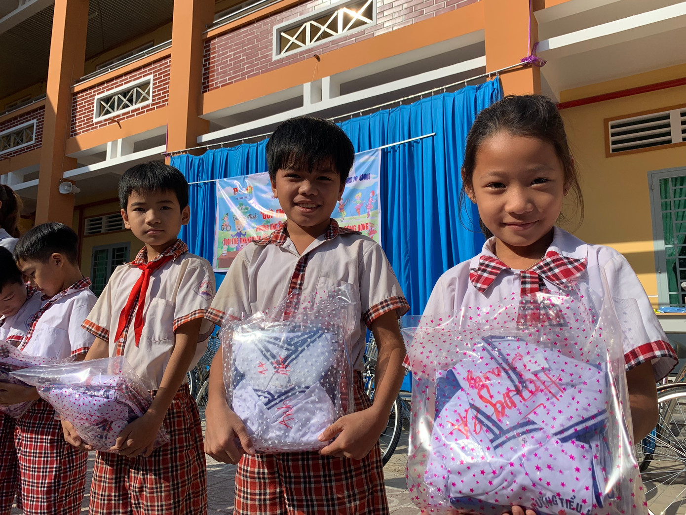 Nụ cười các em nhỏ vùng biên giới Tây Ninh khi nhận quà.