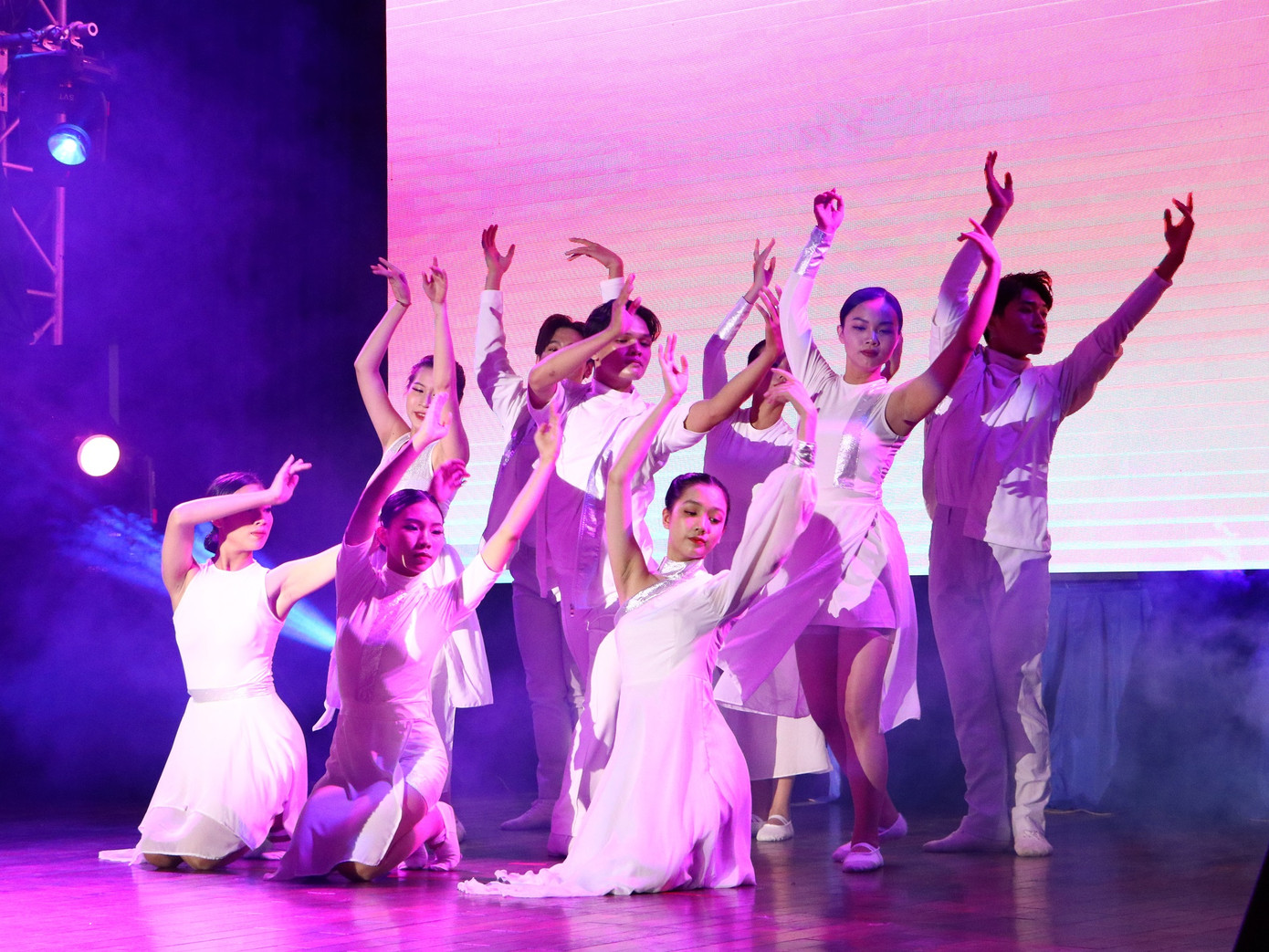 Đội văn nghệ xung kích CKT Nhân Văn tái hiện những câu chuyện gia đình tại đêm diễn.