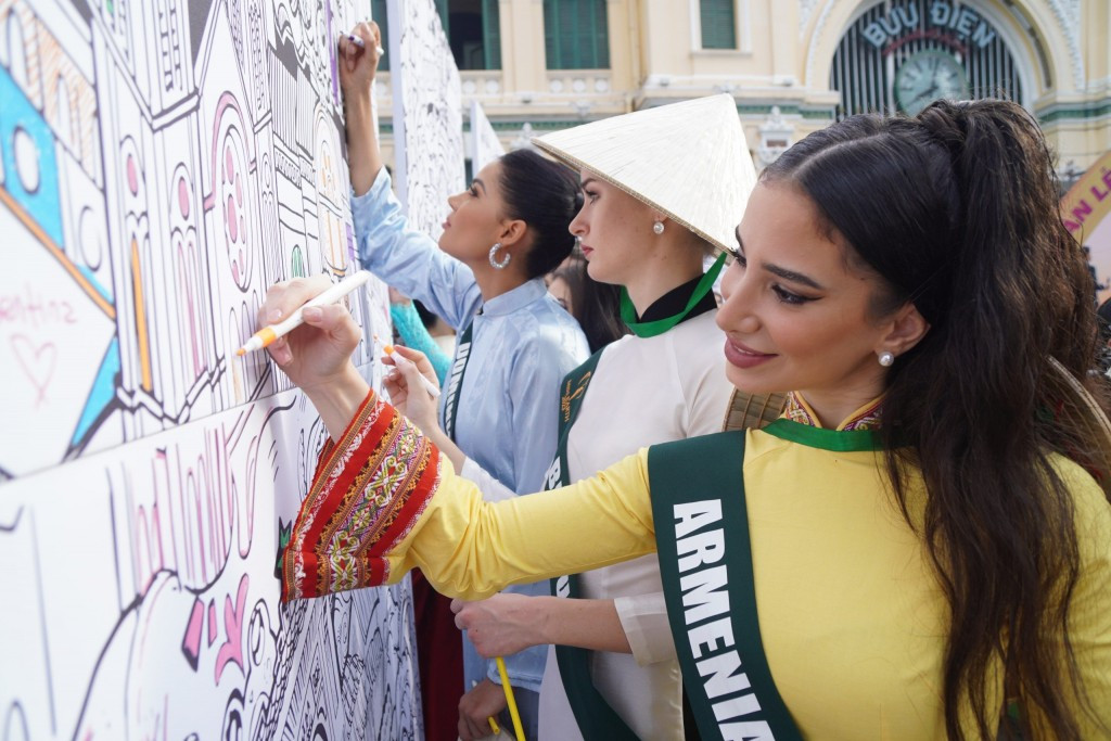 Hoa hậu Trái Đất 2023 chung tay tô màu cho bức tranh Doodle lớn nhất Việt Nam.